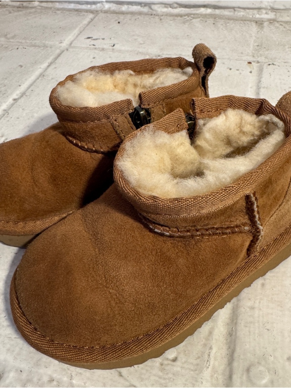 UGG Toddler Classic Ultra Mini (Side Zip), size 6